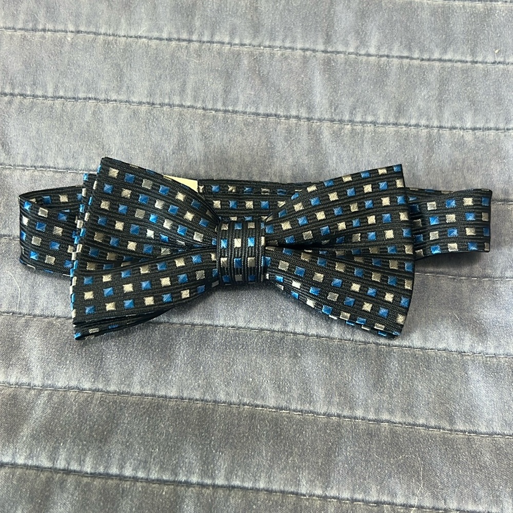 Navy checked kids bow tie. Velcro closure.